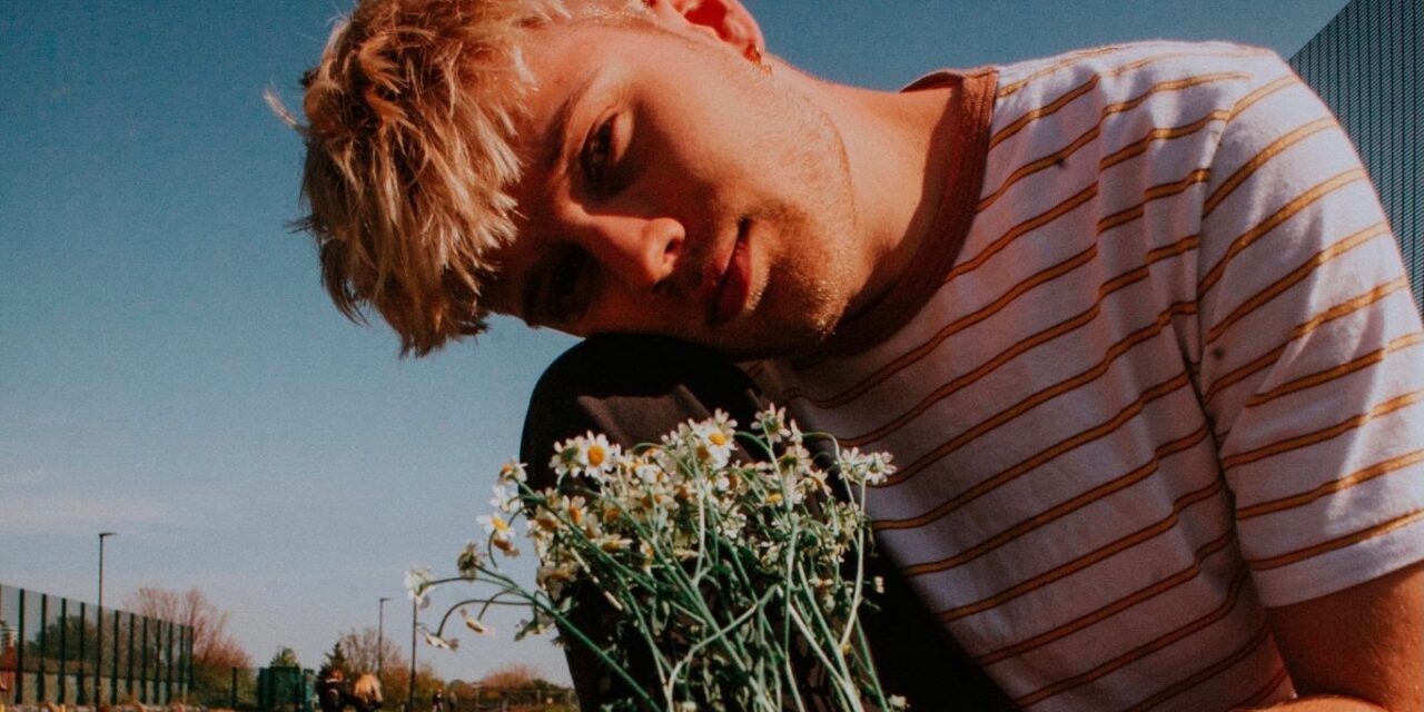 Intimate Golden Indie-Pop Chris Pidsley Drops new five-track EP “Daisies”