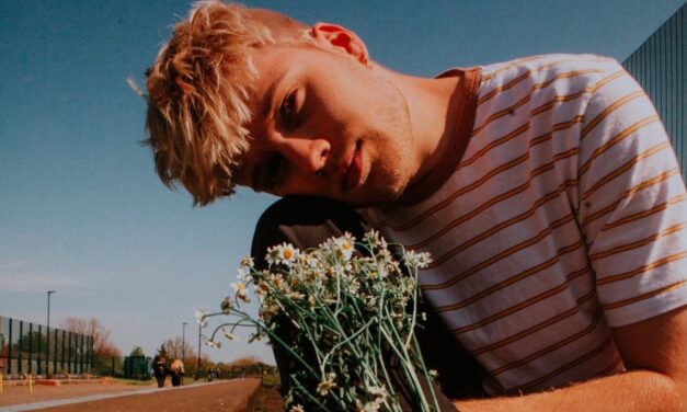 Intimate Golden Indie-Pop Chris Pidsley Drops new five-track EP “Daisies”