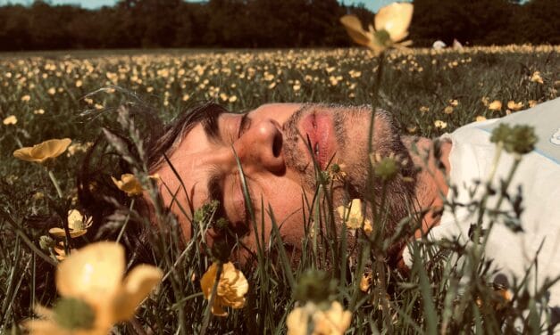 Californian-born, London-based Medium Love dropped the lyric video for his latest single! “Unibummer”