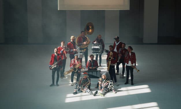 Avant-garde pop duo ÄTNA partner with Techno marching band MEUTE on new single “Weirdo” 