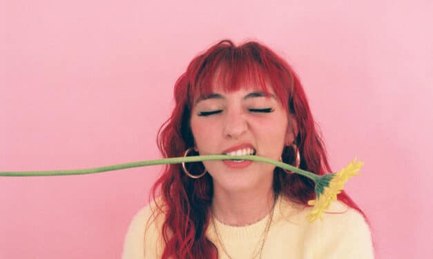 Los Angeles Alt/pop artist Raye Robinson Beams in Sunshine and Femininity With New Track “Daisies” 