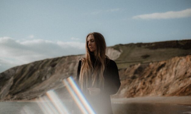 Acclaimed Guitarist Hannah Robinson Drops Blissful Rock Track “The Well”