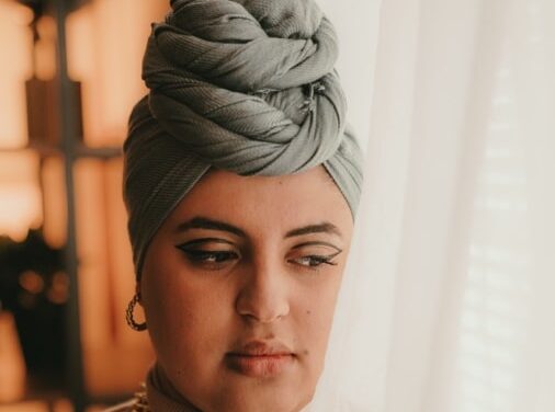 IMEN SIAR SHARES HER DEBUT SINGLE ‘LONELY PEOPLE’