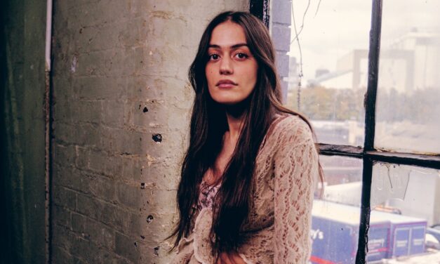 Imogen Mahdavi’s New Single “Late Night Calls” is sensual, vulnerable and sexy.