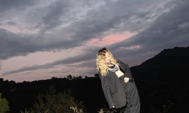 Copenhagen DIY-artist MERCEDESS Shows Her Attitude With Dreamy New Single “Back To Business