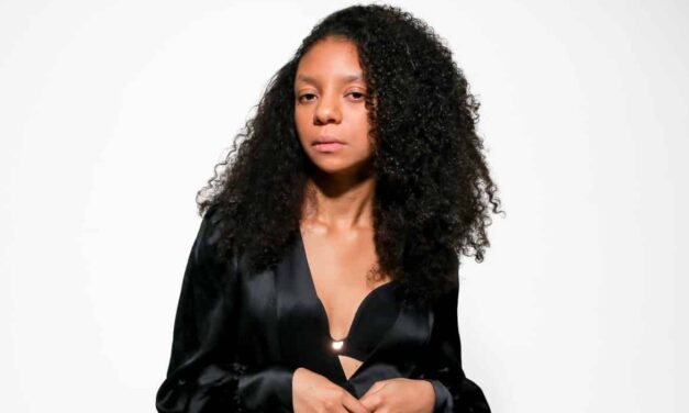 London-based country singer-songwriter Simeon Hammond Dallas shares her latest single ‘Make It Romantic’