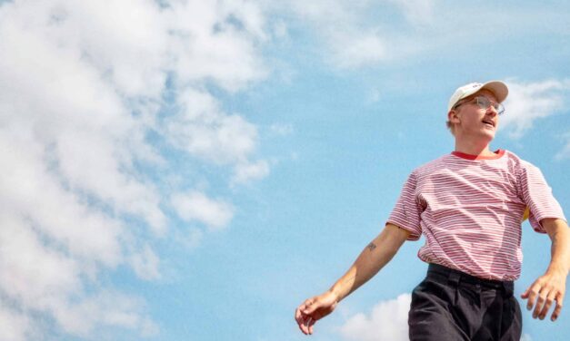 COSY INDIE-POP ARTIST YOUR HANDS Drops Charming New Single ‘floating’