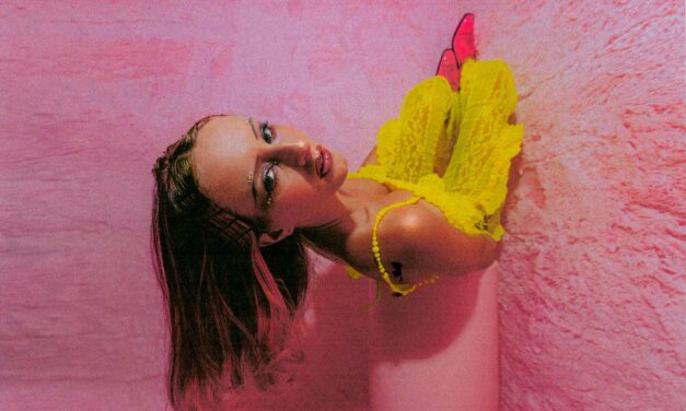 Mia Gladstone Goes Through her wildest DMs in new Video “TALKING ONLINE” 