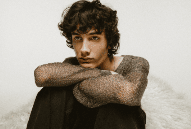 <strong>17-YEAR-OLD EMOTIONAL MAVERICK SOMBR Returns With NEW SINGLE “WEAK”</strong>