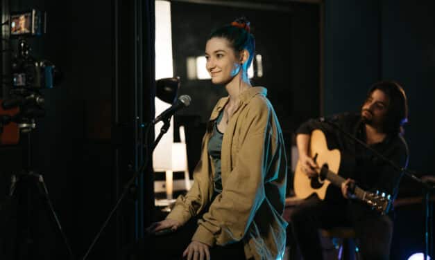 Rising Singer-Songwriter Catlea Releases  Vulnerable New Single ‘Crumbling’