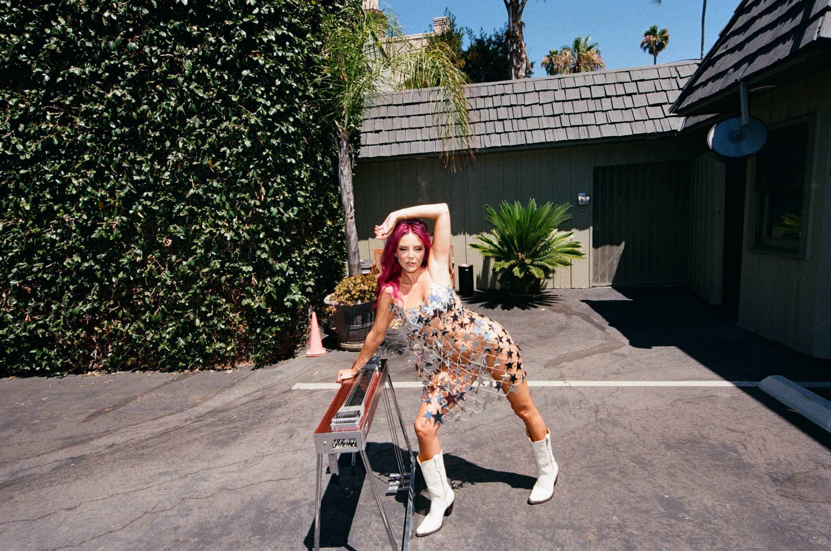 TRAILBLAZING FEMALE PEDAL STEEL/ FIDDLE PLAYER TO THE STARS ANDREA