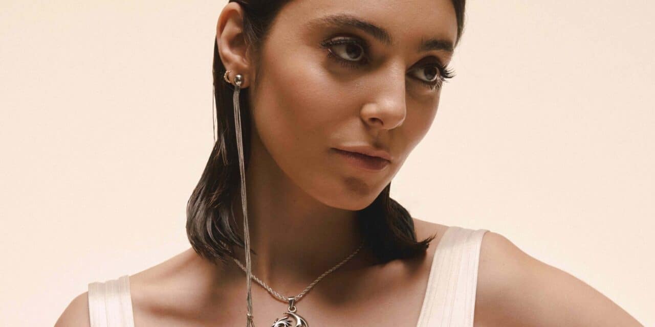 London-based pop riser Ananya’s hauntingly beautiful new single ‘All That Glitters Isn’t Gold’ is out now