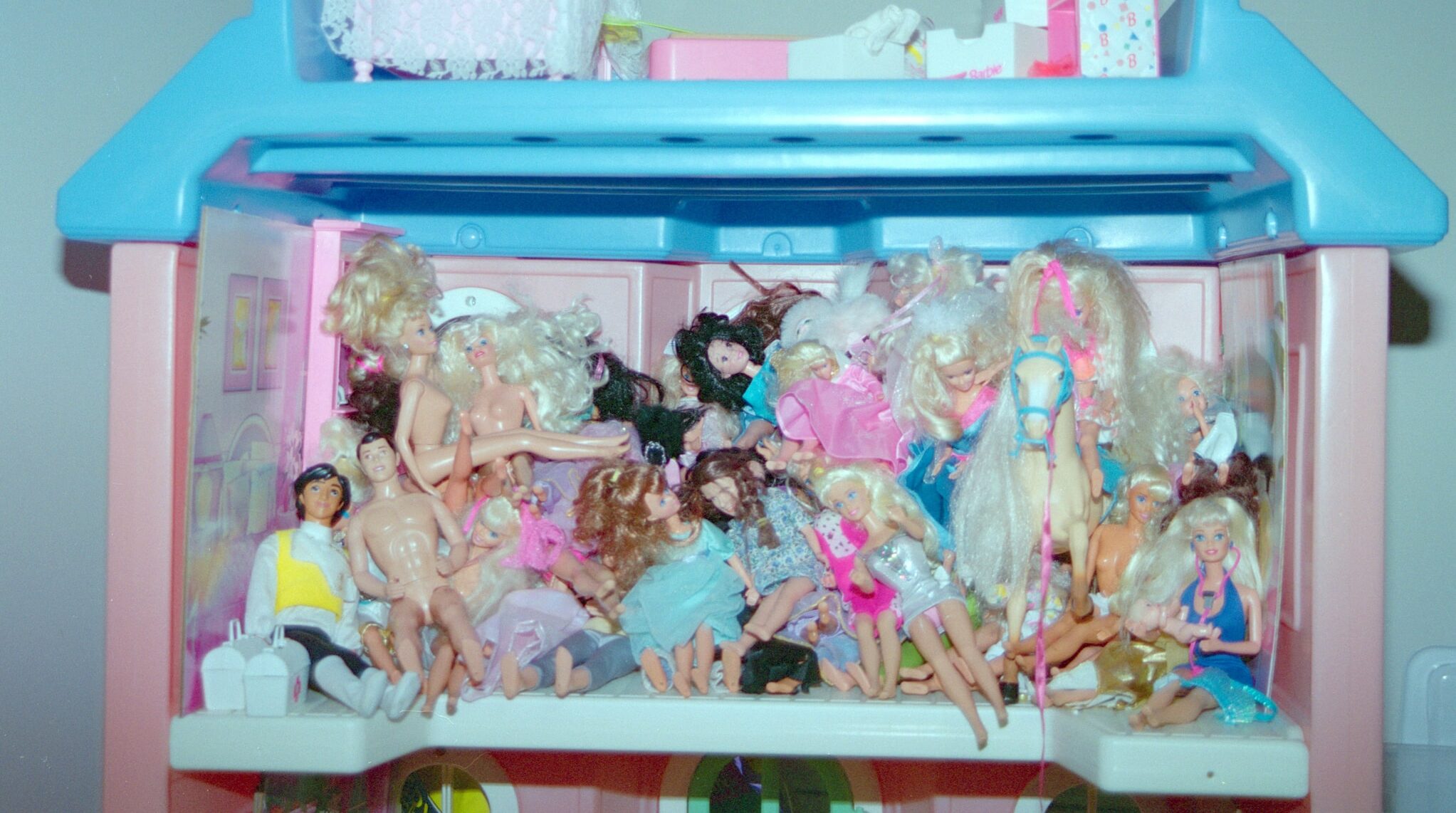 Samantha Sutcliffe's “Broken Mirror” Reflects the Fractured Soul of a  Changing America | Mundane, image size:2045x1142