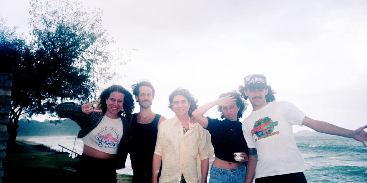 Exclusive Os Cabides: Finding Joy, Chaos, and Connection on Feliz e triste ao mesmo tempo