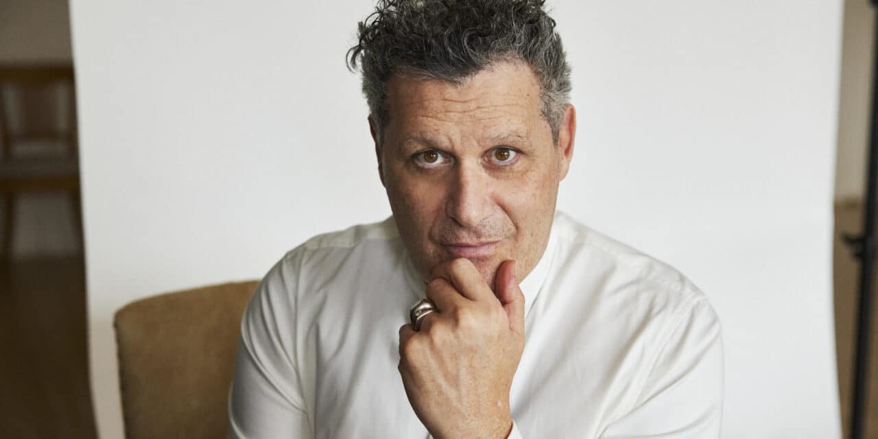 Isaac Mizrahi Is Bringing Fashion, Jazz, and Holiday Mischief Back to Café Carlyle