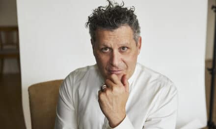 Isaac Mizrahi Is Bringing Fashion, Jazz, and Holiday Mischief Back to Café Carlyle